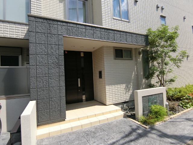 27/30 エントランス