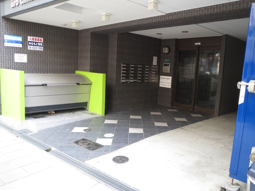 28/30 エントランス