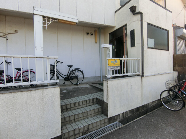 27/30 エントランス