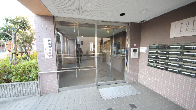 27/30 エントランス