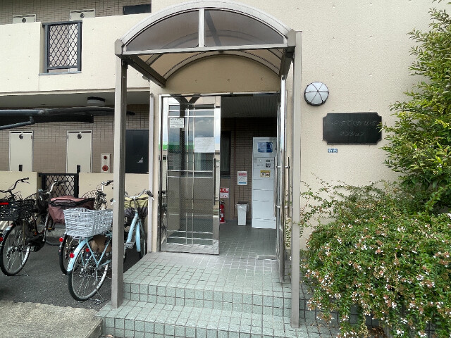 26/30 エントランス