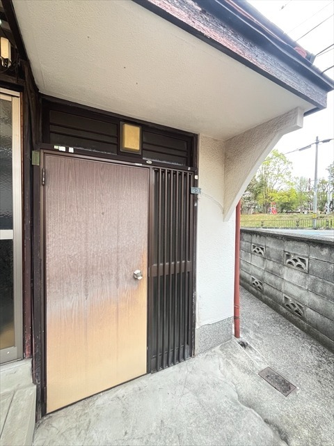 27/30 エントランス