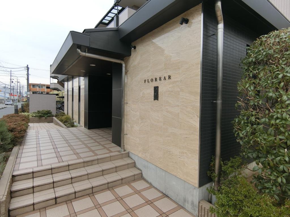 27/30 エントランス