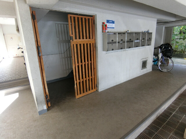 23/30 エントランス