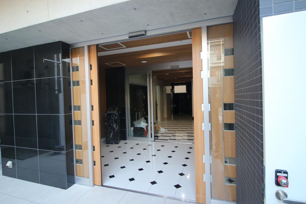 28/30 エントランス