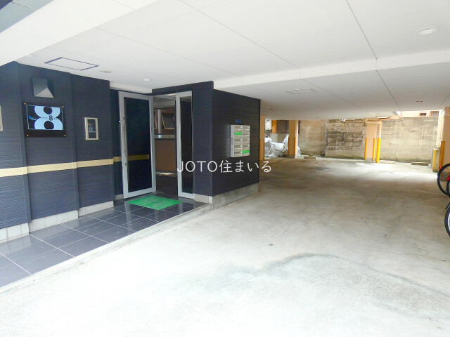 18/25 エントランス