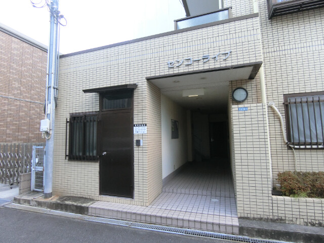 27/29 エントランス