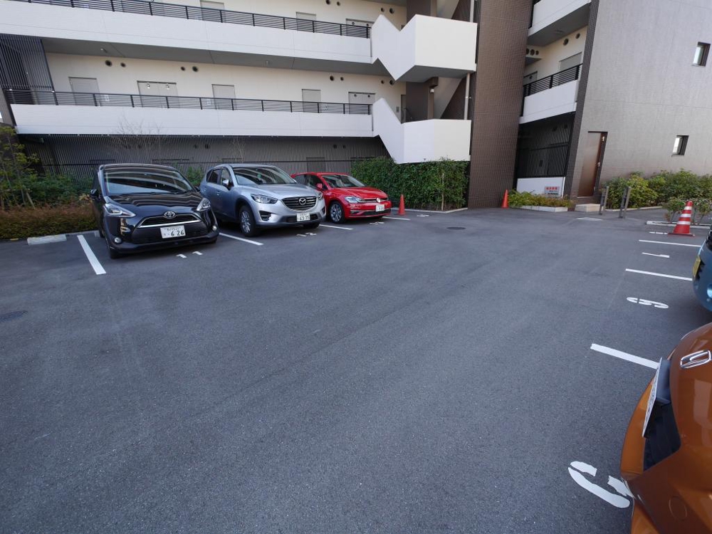 28/30 駐車場