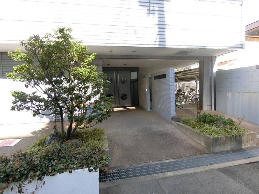 25/30 エントランス