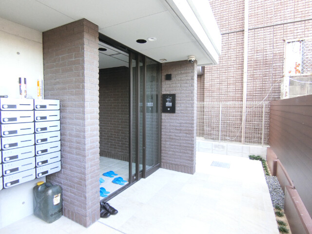 27/30 エントランス