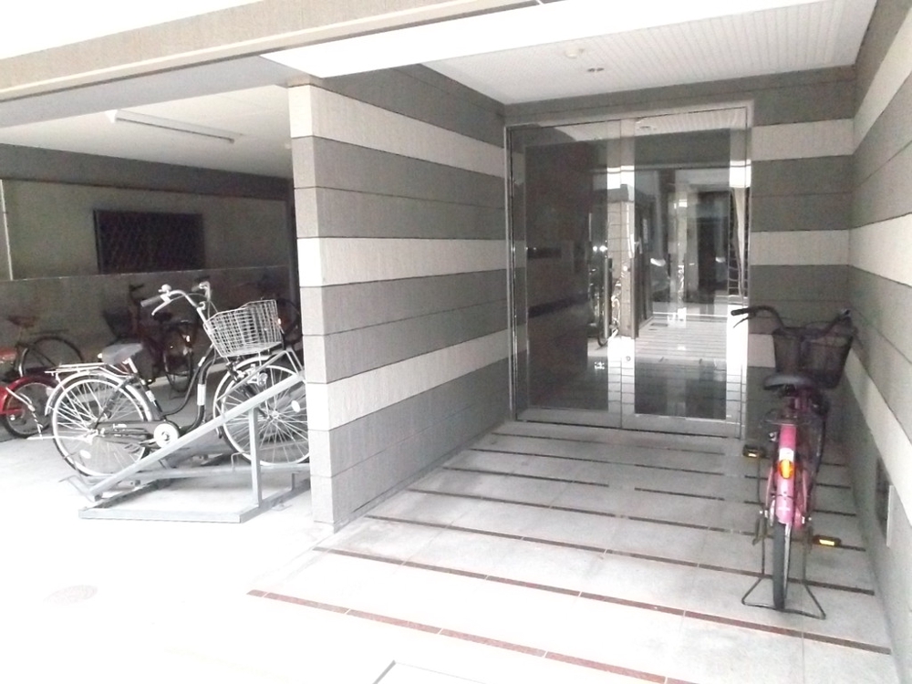 28/30 エントランス