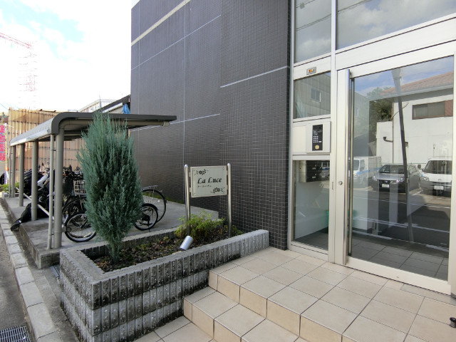 28/30 エントランス