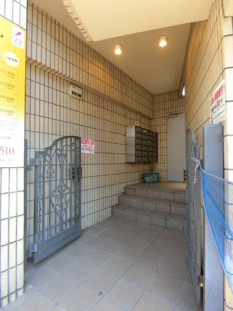 27/30 エントランス