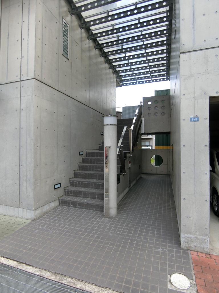 27/30 エントランス