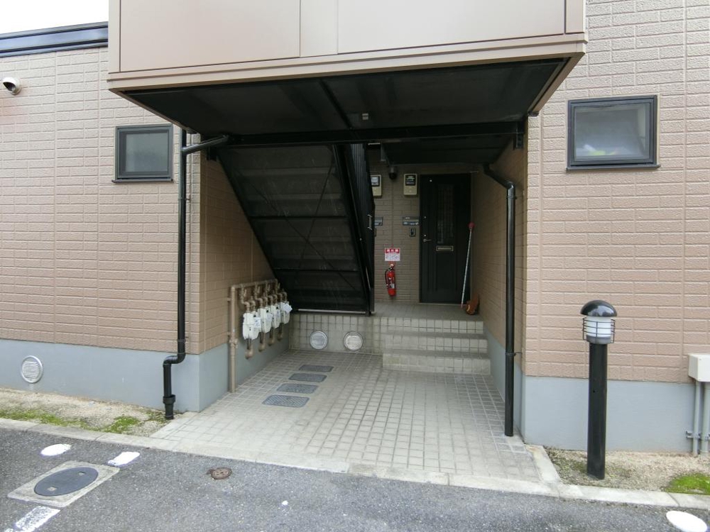 25/27 エントランス