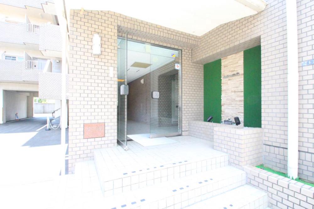 27/30 エントランス