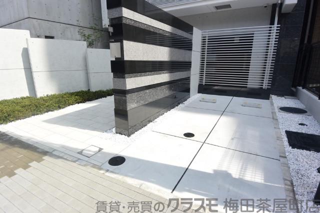 27/30 エントランス