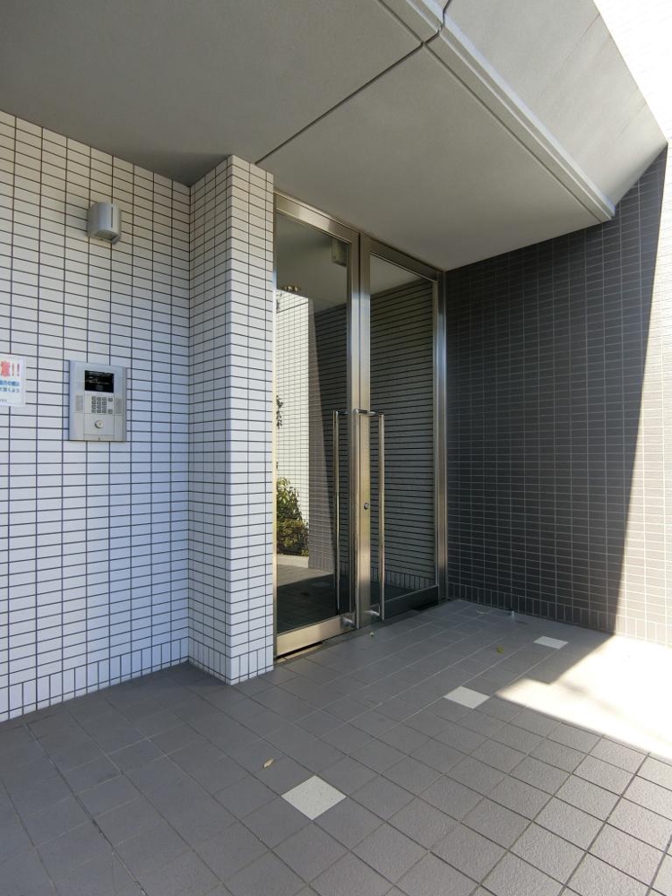 27/30 エントランス