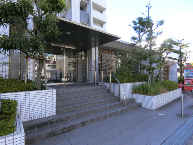 27/30 エントランス