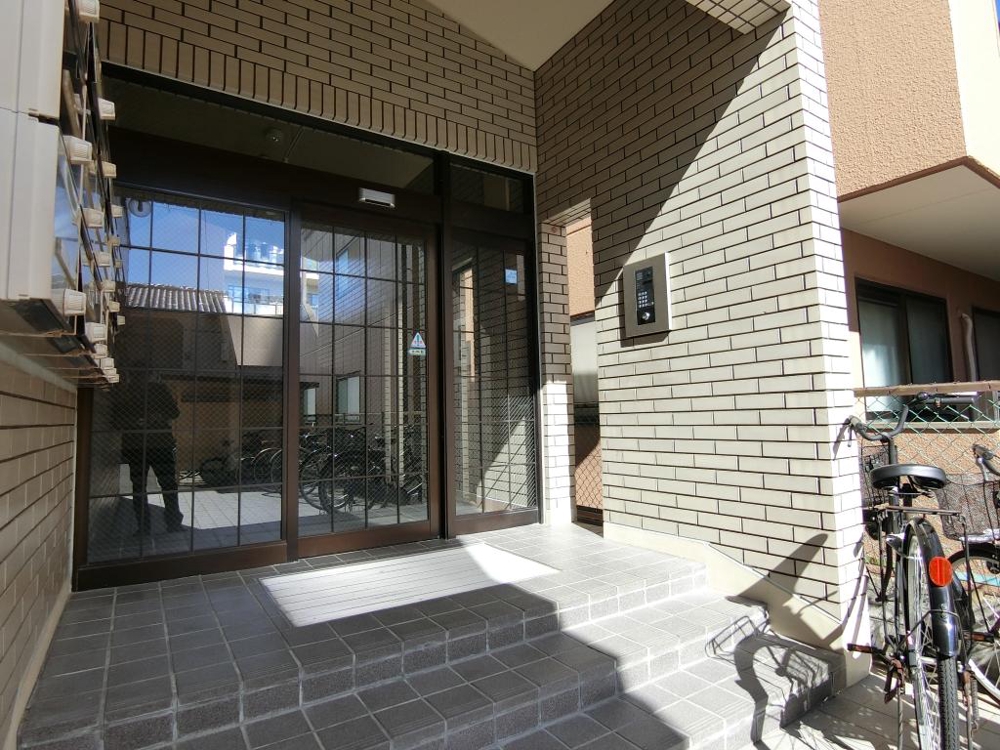 24/30 エントランス