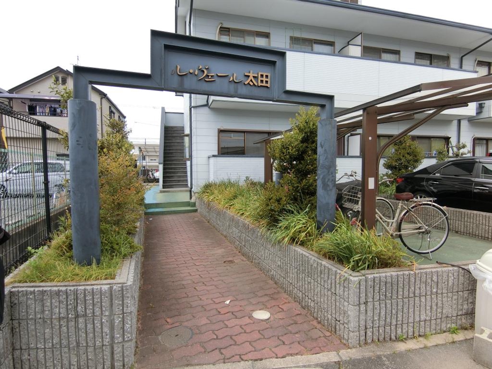 27/30 エントランス