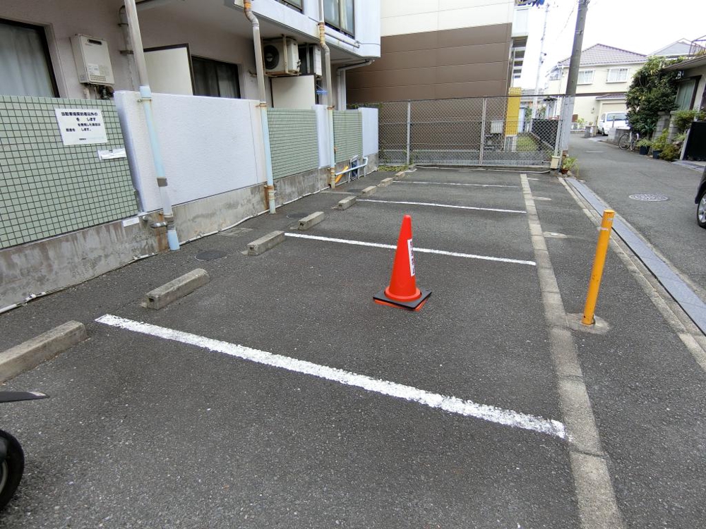 27/30 駐車場