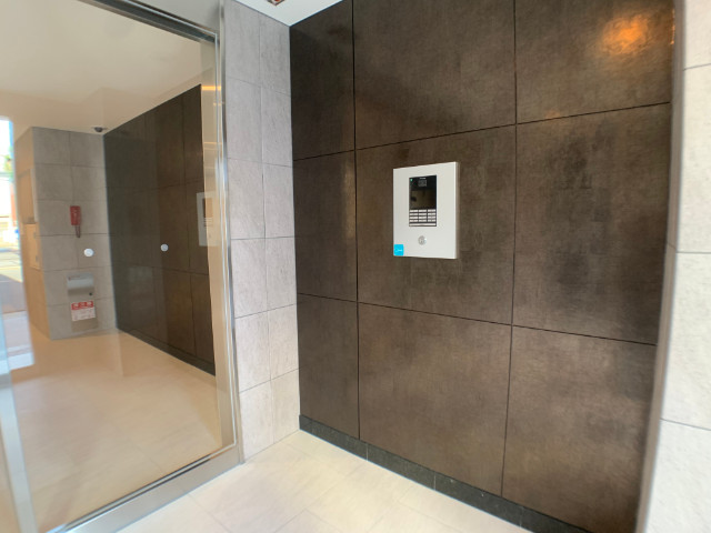 27/30 エントランス