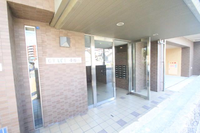 27/30 エントランス