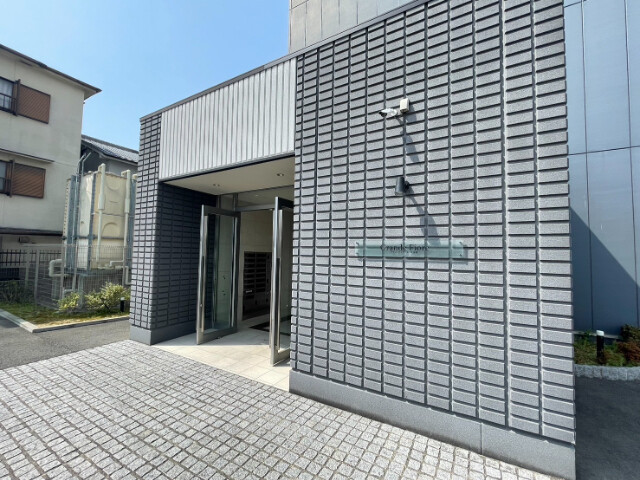 25/27 エントランス