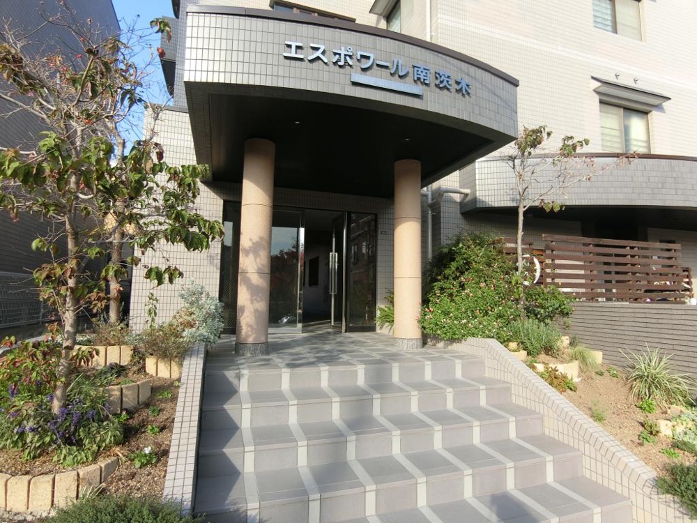 27/30 エントランス