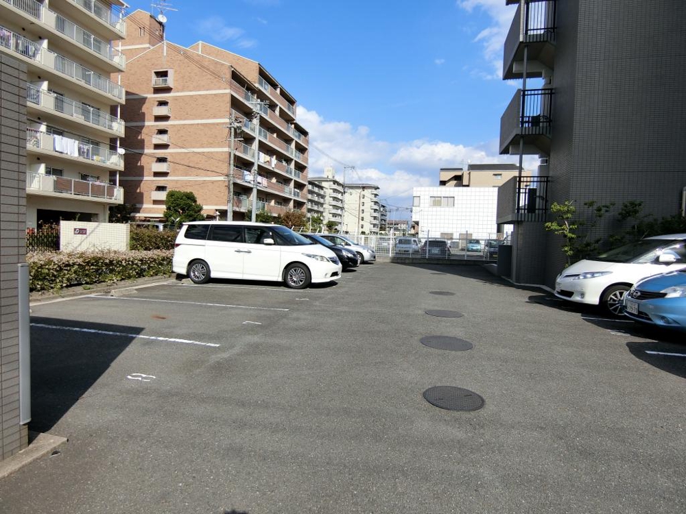 27/30 駐車場