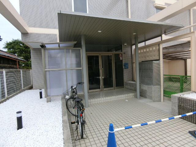 26/30 エントランス