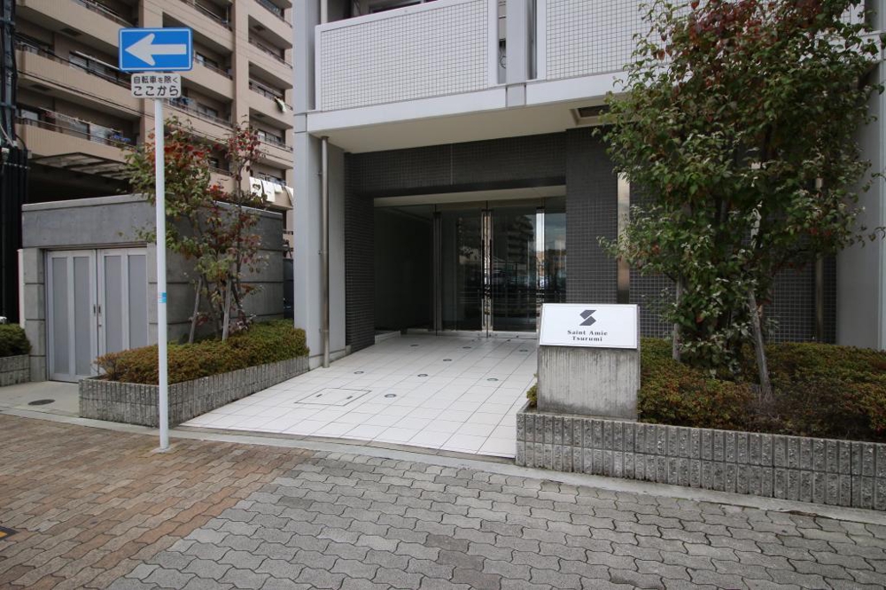 27/30 エントランス