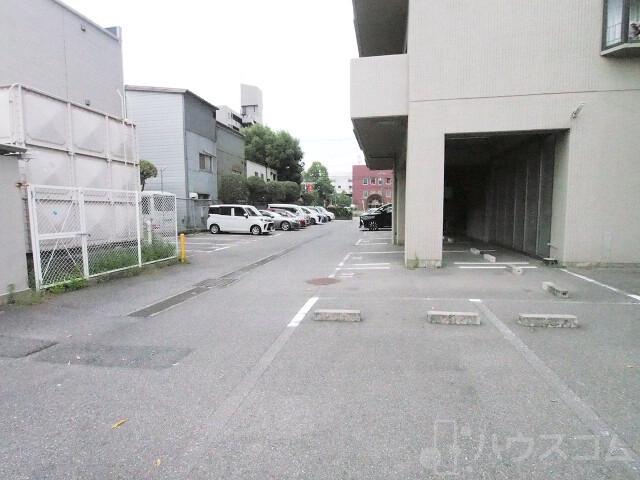 27/30 駐車場