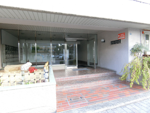 23/30 エントランス