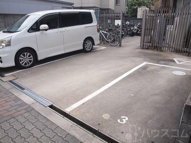 27/30 駐車場