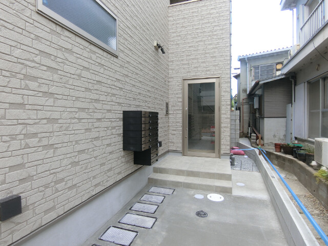 27/30 エントランス