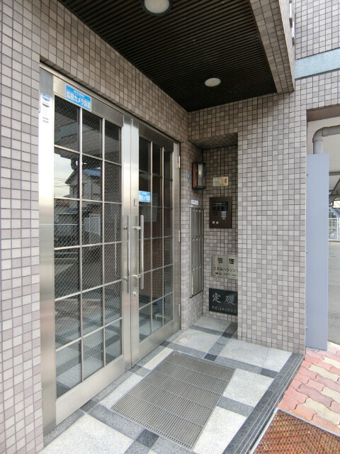 27/30 エントランス