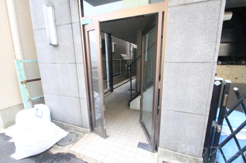 24/30 エントランス