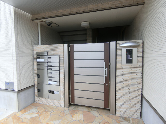 27/30 エントランス