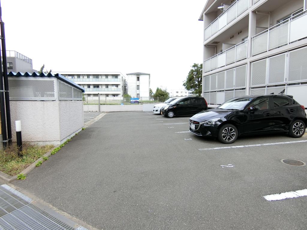 27/30 駐車場