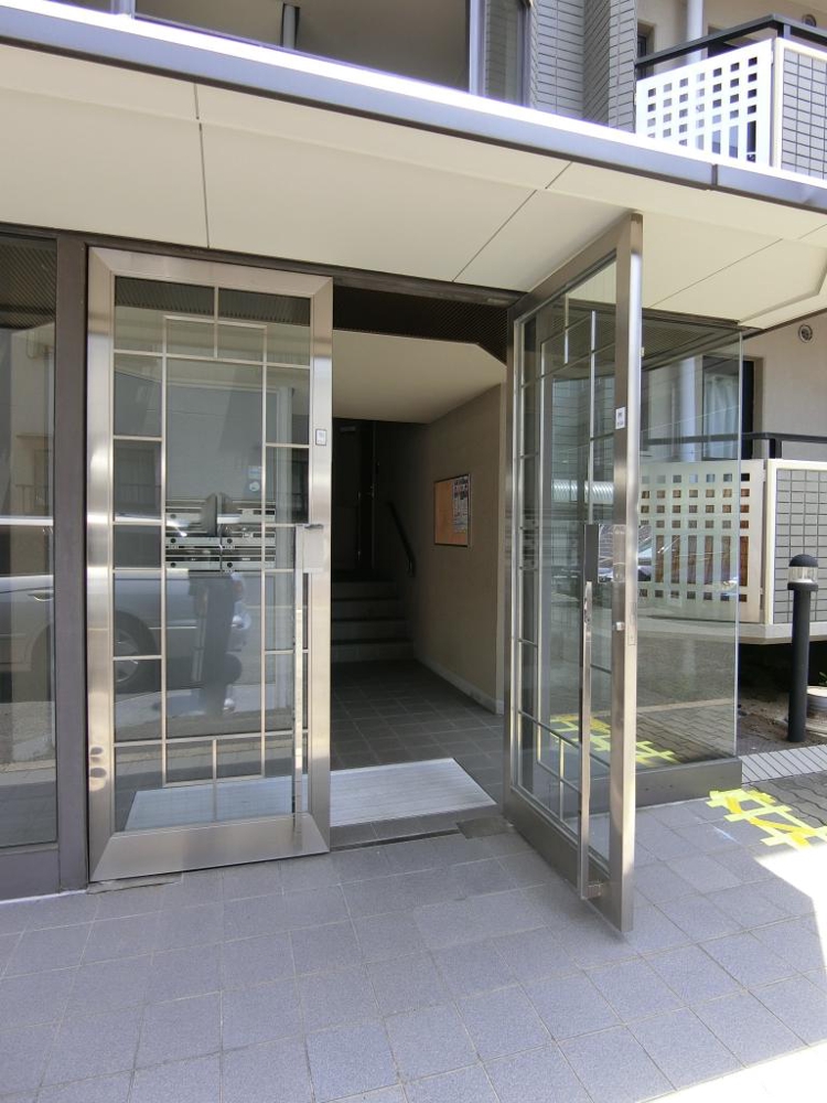 28/30 エントランス