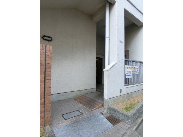 23/30 エントランス