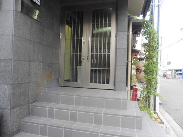 27/30 エントランス