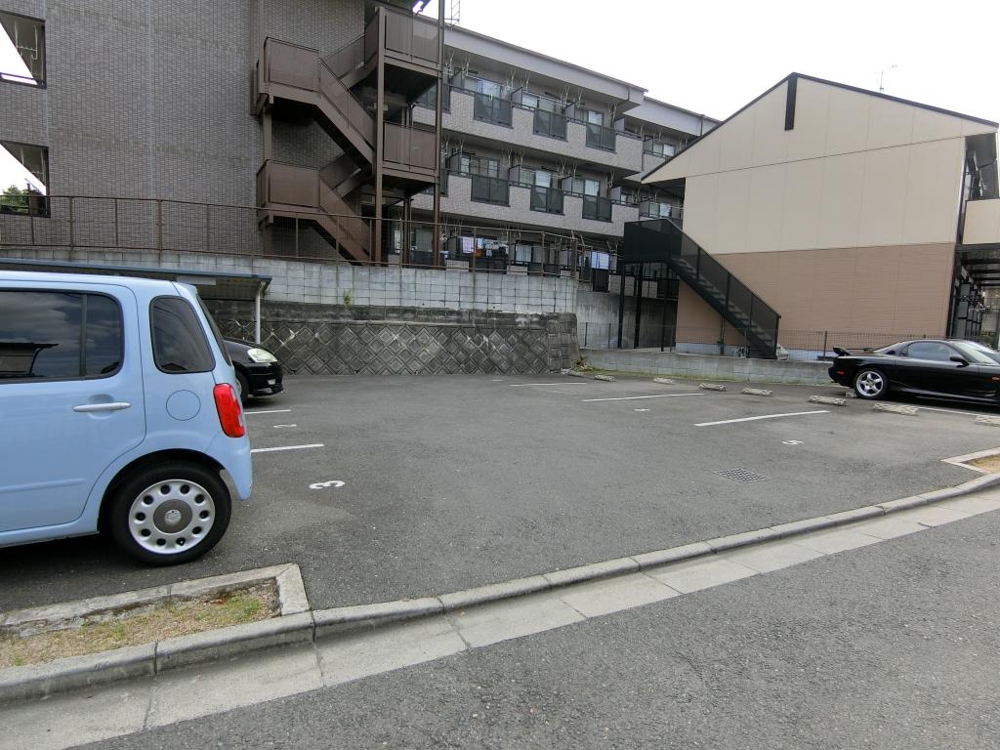 27/30 駐車場