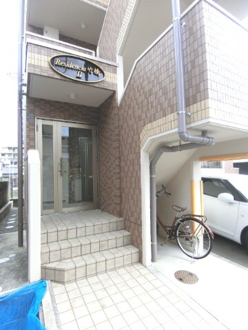 28/30 エントランス