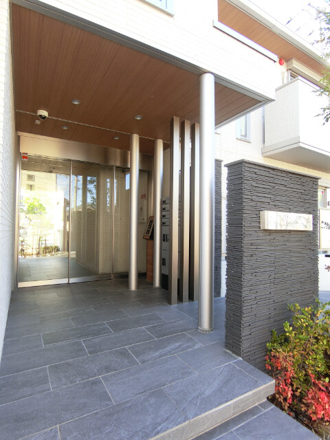 27/30 エントランス