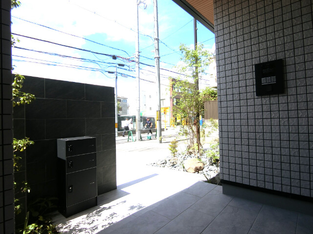 27/30 エントランス