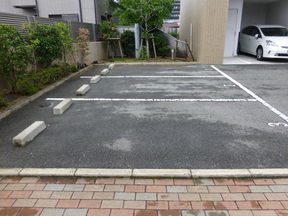 27/30 駐車場