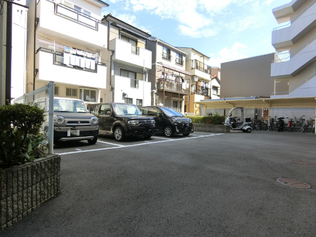 27/30 駐車場